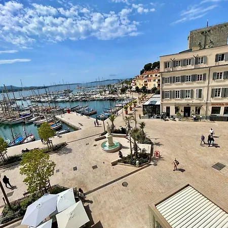 Horizon Bleu, Vue Sur Le Port De